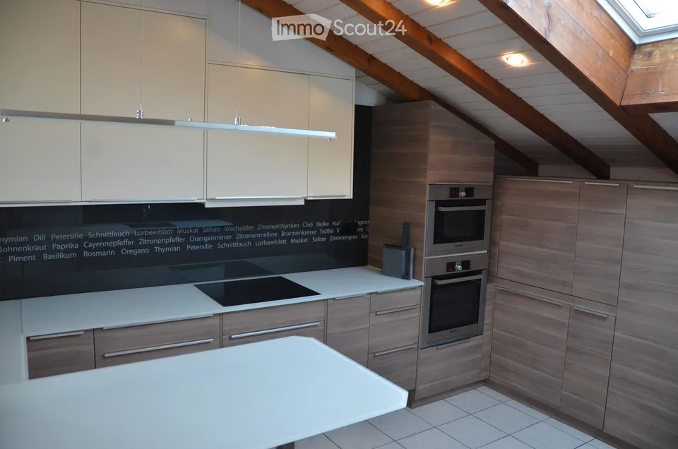 Appartamento di 4,5 locali al piano attico tranquillo con balcone, vista panoramica e utilizzo della piscina