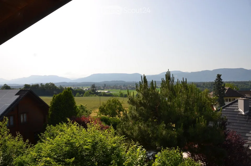 Appartamento di 4,5 locali al piano attico tranquillo con balcone, vista panoramica e utilizzo della piscina