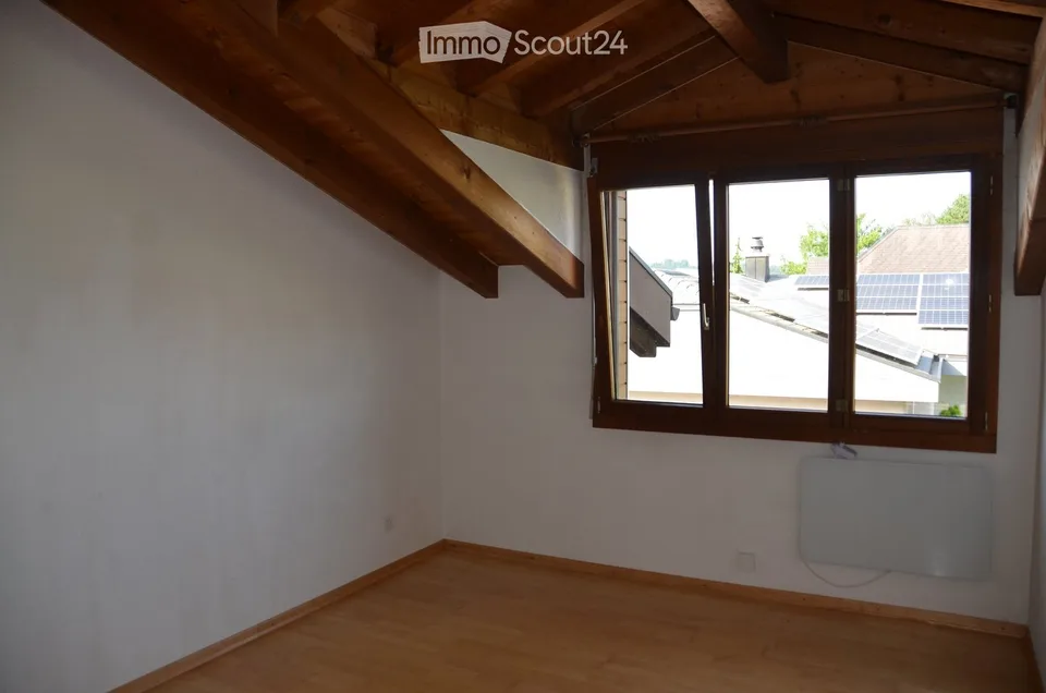 Appartamento di 4,5 locali al piano attico tranquillo con balcone, vista panoramica e utilizzo della piscina