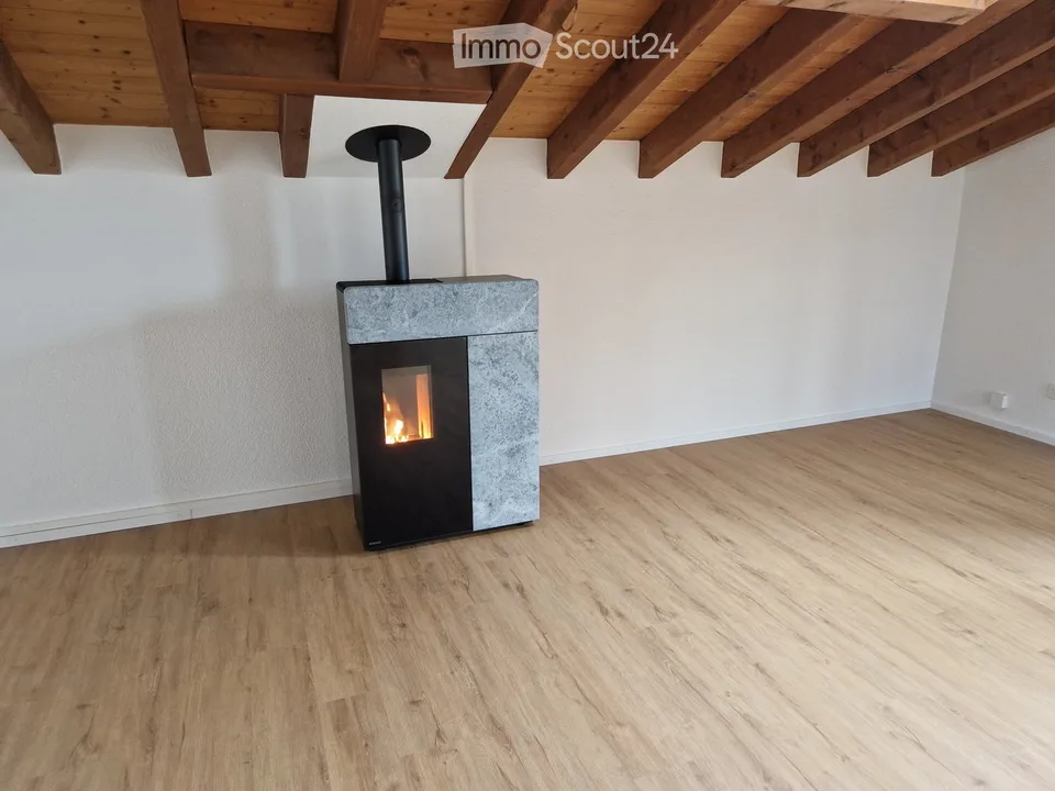 Appartamento di 4,5 locali al piano attico tranquillo con balcone, vista panoramica e utilizzo della piscina
