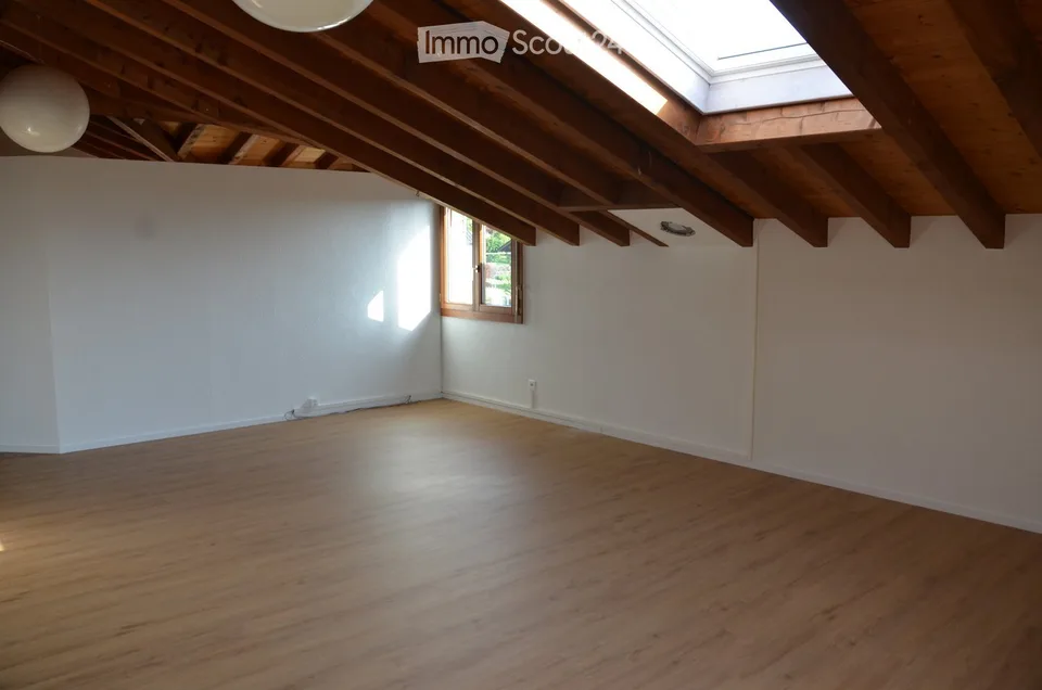 Appartamento di 4,5 locali al piano attico tranquillo con balcone, vista panoramica e utilizzo della piscina