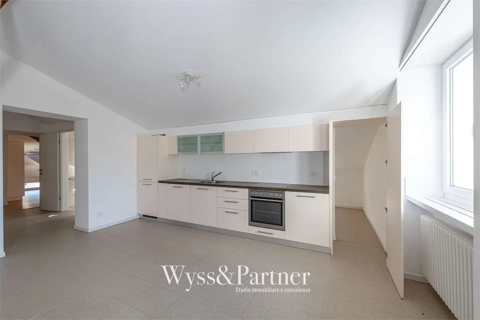 Vaste appartement mansardé de 3,5 pièces à Balerna – photo 3 sur 13