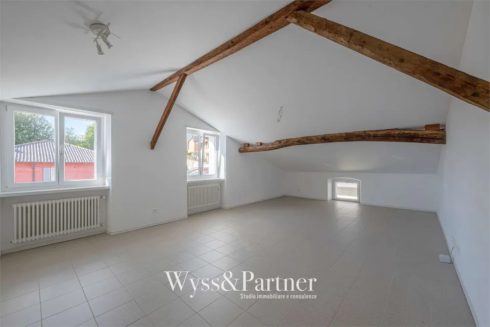 Vaste appartement mansardé de 3,5 pièces à Balerna – photo 2 sur 13