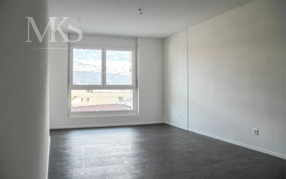 Appartamento 3.5 locali su 104 m2, balcone e bello spazio di seduta tranquillo nel verde