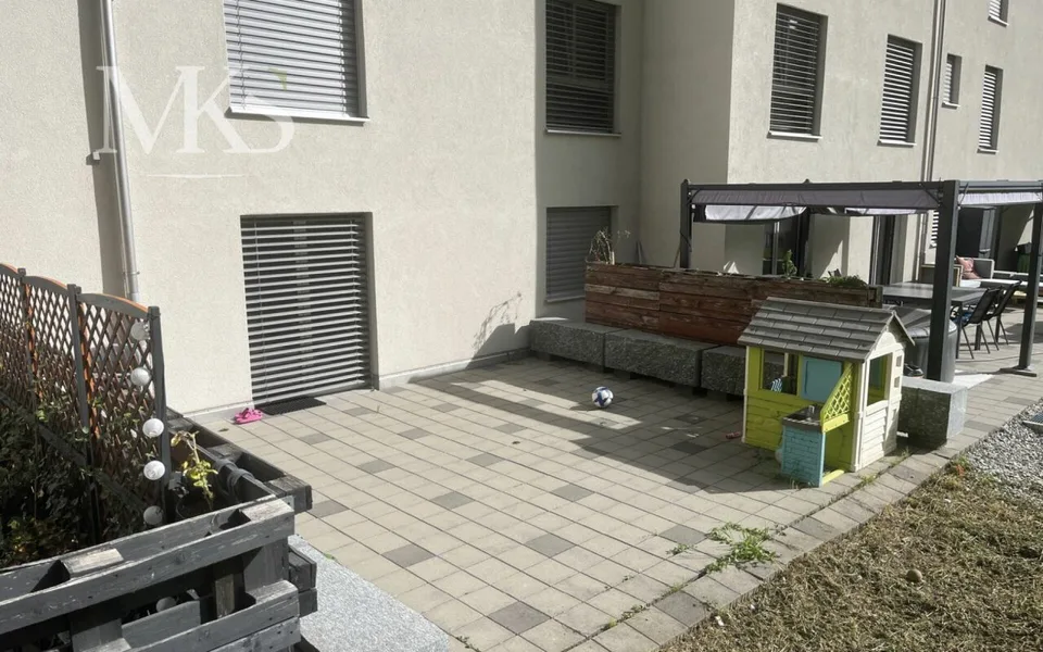 Appartamento 3.5 locali su 104 m2, balcone e bello spazio di seduta tranquillo nel verde