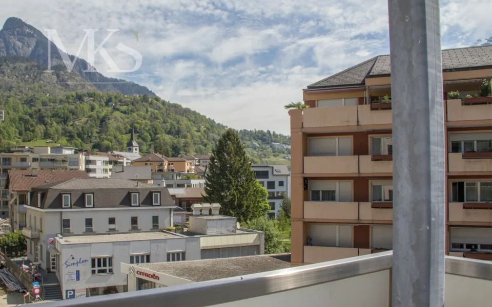 Appartamento 3.5 locali su 104 m2, balcone e bello spazio di seduta tranquillo nel verde