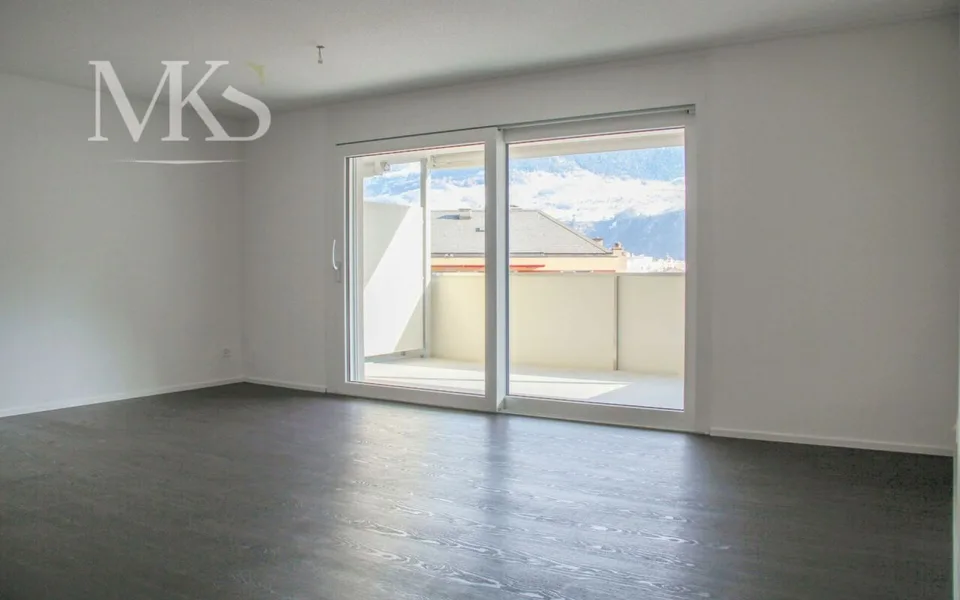 Appartamento 3.5 locali su 104 m2, balcone e bello spazio di seduta tranquillo nel verde