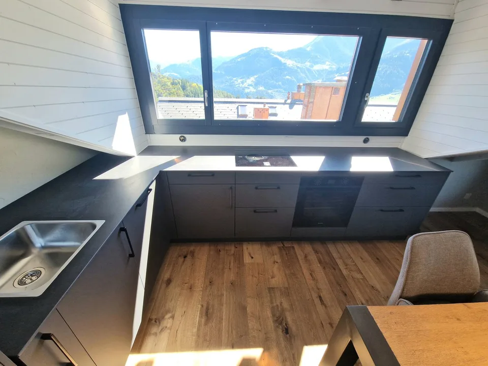 ***Sonniges BIJOU 3.5 - Dachwohnung mit toller Aussicht und nahe dem Laaxer See in Laax Dorf*** – Foto 5 von 22