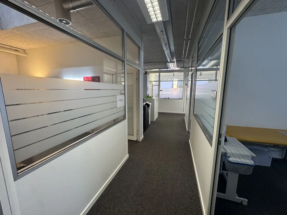 Spazio ufficio al 2° piano con 156m2 e grande terrazza sul tetto – foto 5 di 9