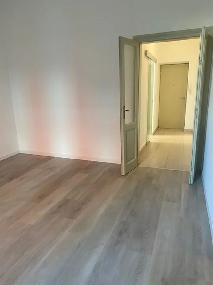 Chiasso_ 3,5 Lokale renoviert und hell im Erdgeschoss zur Miete – Foto 2 von 7