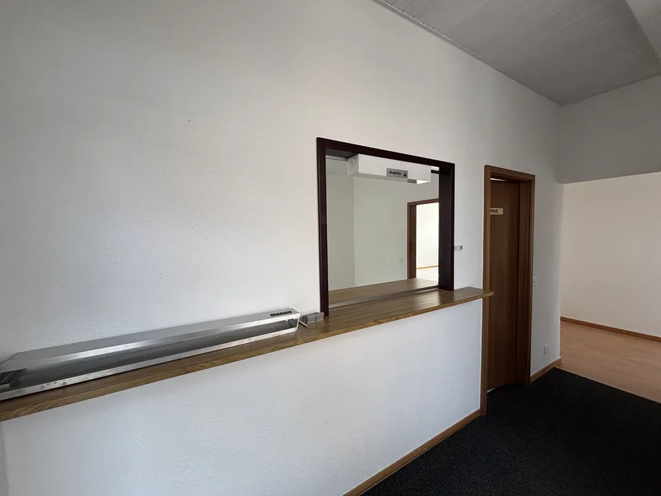 Zu vermieten – Gewerbefläche/Büros mit hervorragender Lage in Tramelan – Foto 4 von 22