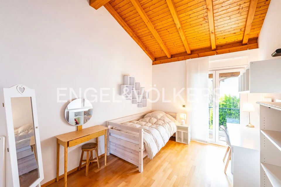 Casa familiare con giardino luminoso – foto 6 di 10
