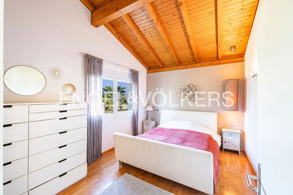 Casa familiare con giardino luminoso – foto 5 di 10