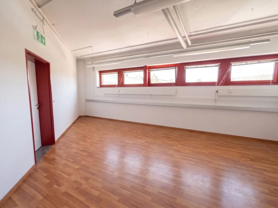 *Espace de stockage et de bureau spacieux dans un emplacement optimal* – photo 4 sur 7