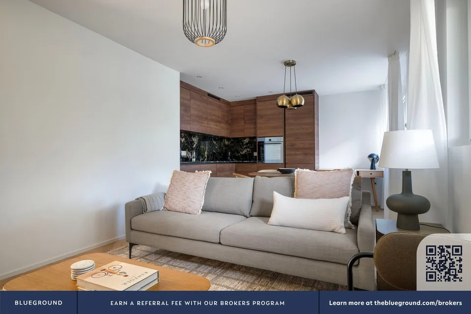 Trendy Wiedikon 2.5 locali con cantina + W/T, vicino al mercato, via Blueground – foto 3 di 13