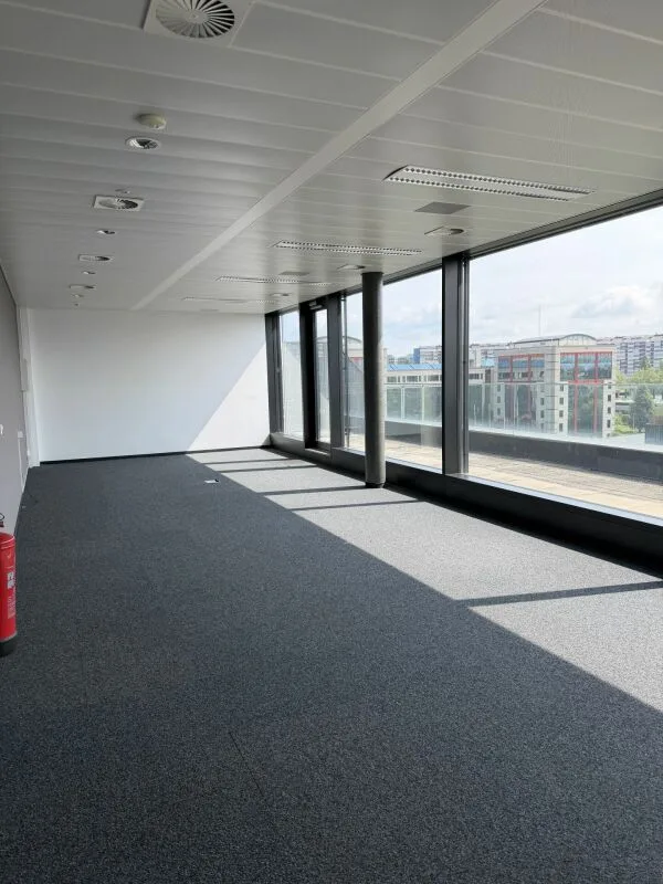 Spazio ufficio di 77 m² con ambiente di lavoro funzionale e piacevole, ideale per attività amministrative o di servizio. – foto 4 di 6