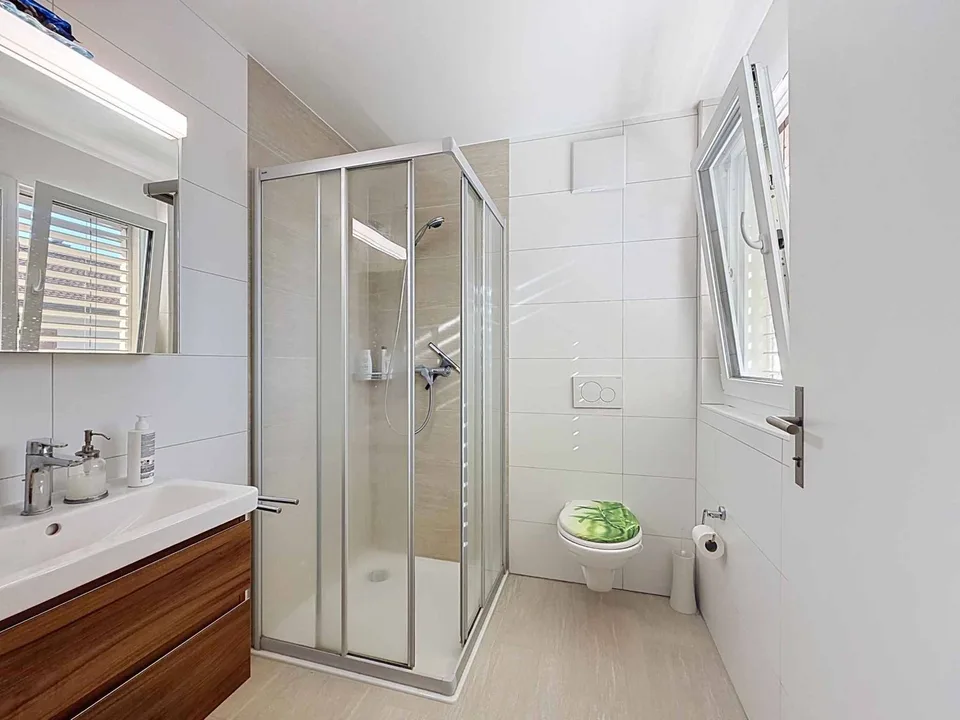 Wohnung mit 2,5 Zimmern, Balkon und 2 Parkplätzen – Foto 8 von 9