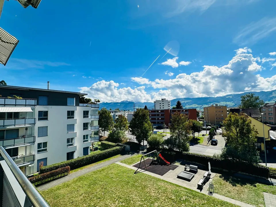 Appartamento molto centrale con balcone spazioso e vetrate, compresi 2 posti auto in garage – foto 12 di 13