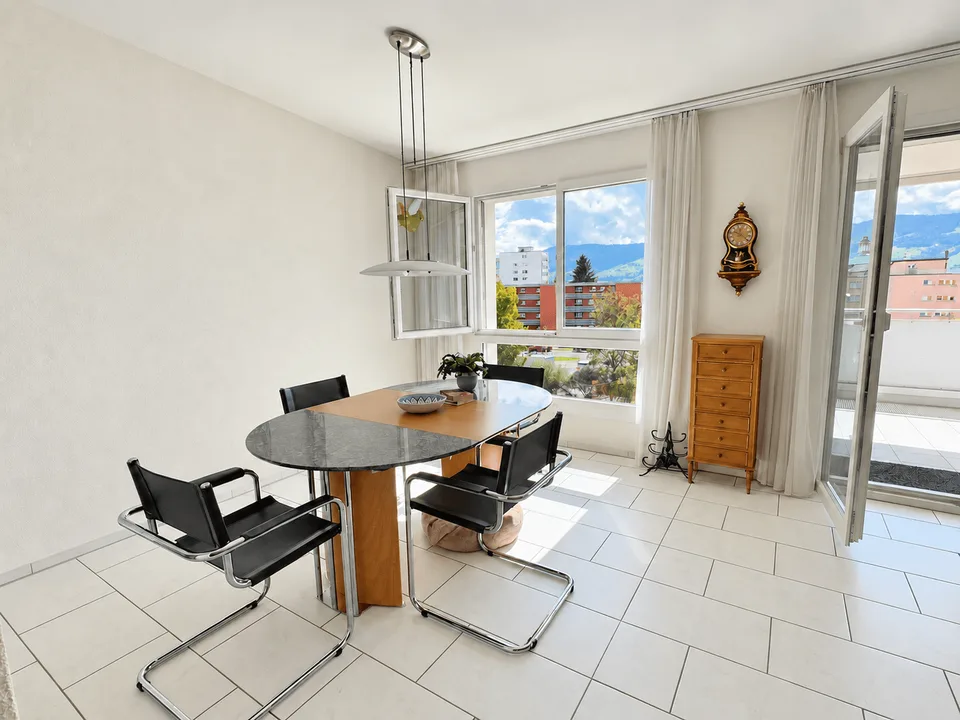 Appartamento molto centrale con balcone spazioso e vetrate, compresi 2 posti auto in garage – foto 4 di 13