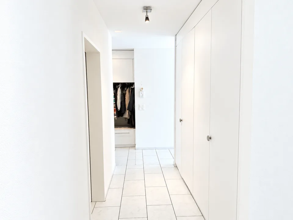 Appartamento molto centrale con balcone spazioso e vetrate, compresi 2 posti auto in garage – foto 11 di 13