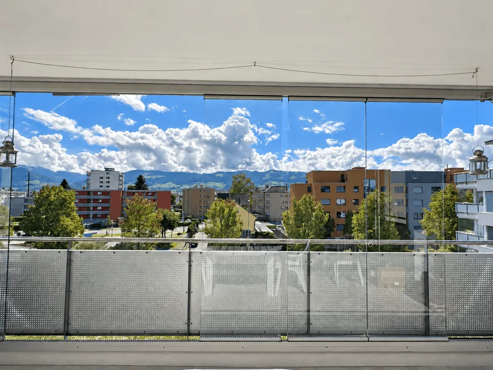 Appartamento molto centrale con balcone spazioso e vetrate, compresi 2 posti auto in garage – foto 3 di 13