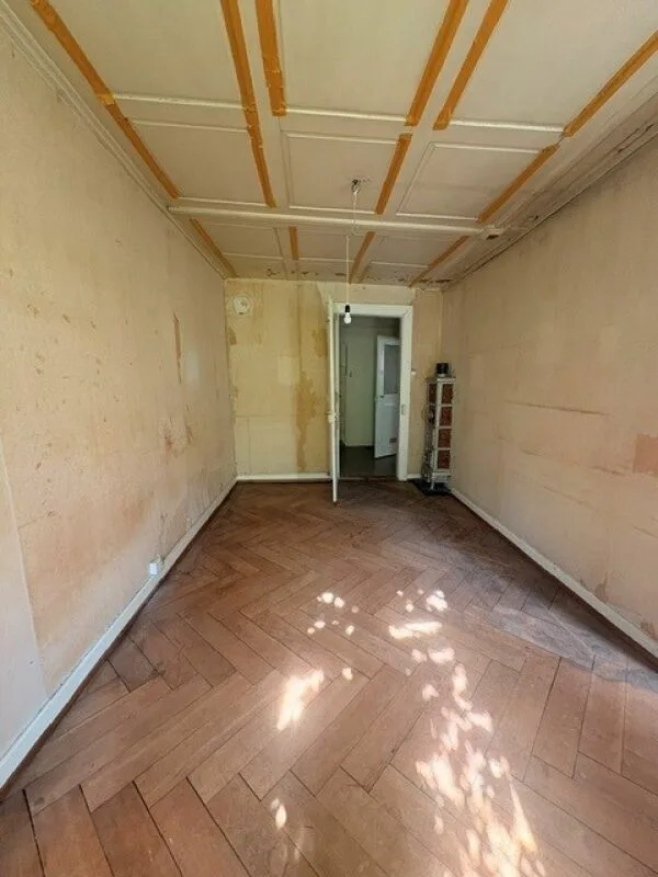 Appartamento di 5 locali in vecchio edificio a noleggio temporaneo direttamente sul Klusplatz! – foto 7 di 9