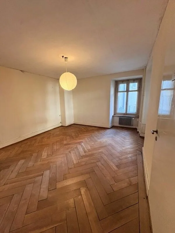 Appartamento di 5 locali in vecchio edificio a noleggio temporaneo direttamente sul Klusplatz! – foto 4 di 9