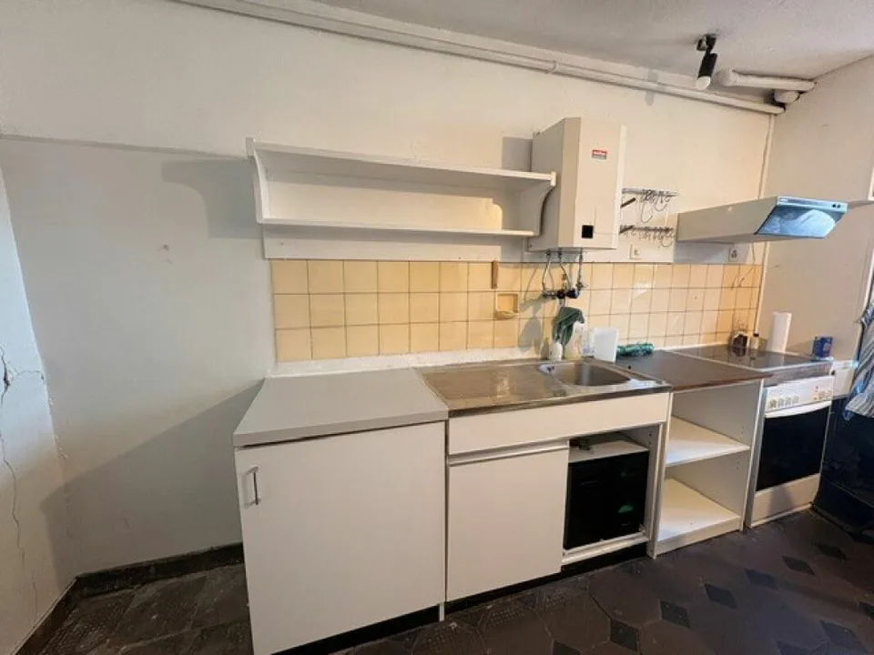 Appartamento di 5 locali in vecchio edificio a noleggio temporaneo direttamente sul Klusplatz! – foto 2 di 9