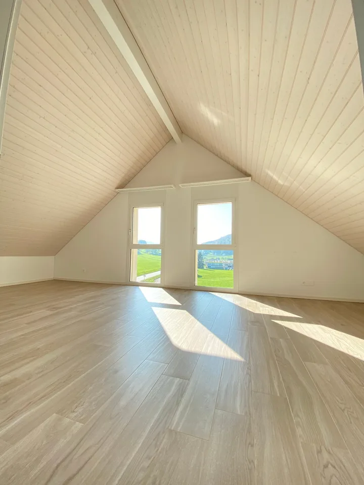 Grosszügige 4.5-Zimmer-Dachwohnung mit Aussicht in Holderbank