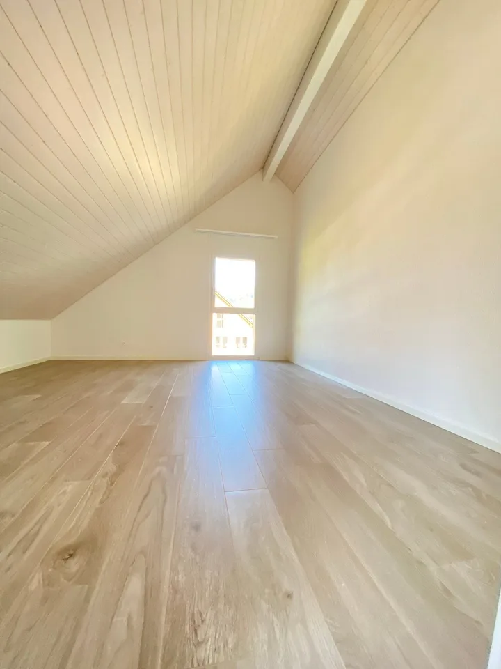Grosszügige 4.5-Zimmer-Dachwohnung mit Aussicht in Holderbank
