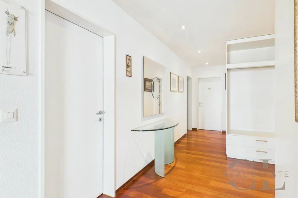 5.5 Zimmer-Wohnung an unverbaubarer Lage mit zwei Einstellplätzen – Foto 10 von 23