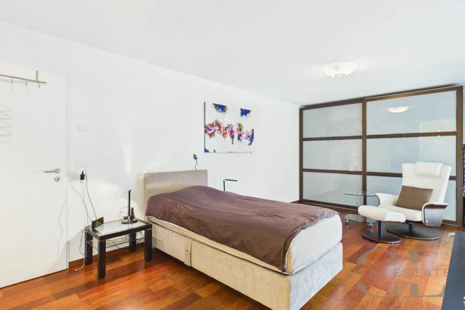 5.5 Zimmer-Wohnung an unverbaubarer Lage mit zwei Einstellplätzen – Foto 18 von 23