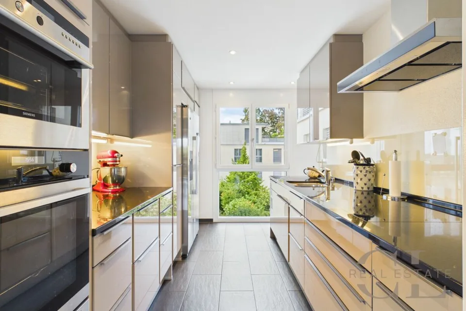 5.5 Zimmer-Wohnung an unverbaubarer Lage mit zwei Einstellplätzen – Foto 7 von 23
