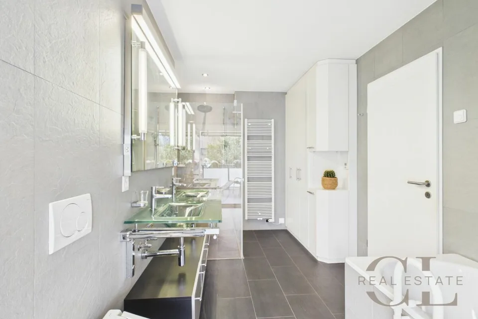 5.5 Zimmer-Wohnung an unverbaubarer Lage mit zwei Einstellplätzen – Foto 20 von 23