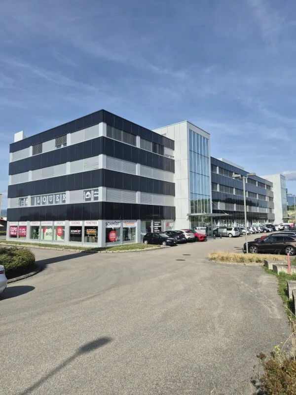 Superficie di uffici moderni, accessibilità CFF e parcheggi – foto 2 di 12