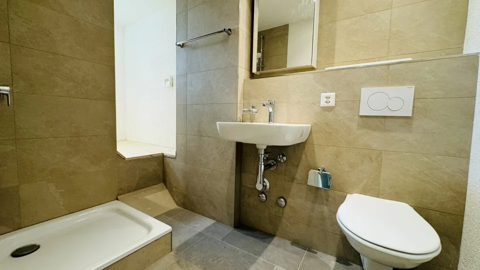 Wunderschöne neuwertige 3.5-Zimmerwohnung (w5) mit Balkon, eigener Waschmaschine, Kellerabteil (ohne Lift) – Foto 3 von 7