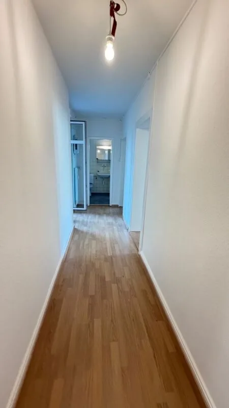 Appartement simple de 3,5 pièces avec balcon et compartiment de cave – photo 8 sur 12