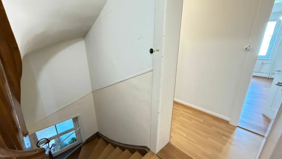 Appartement simple de 3,5 pièces avec balcon et compartiment de cave – photo 9 sur 12
