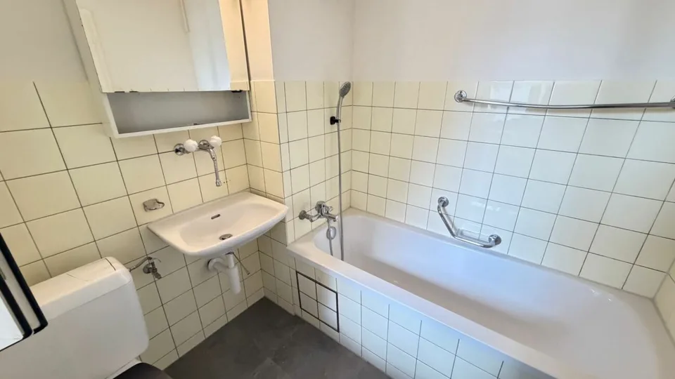 Appartement simple de 3,5 pièces avec balcon et compartiment de cave – photo 6 sur 12