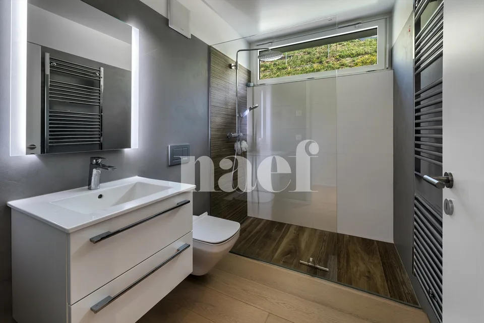 Attic apartment with 4.5 rooms, terrace, and stunning views of Lake Geneva for sale in the heights of Montreux – photo 12 of 13