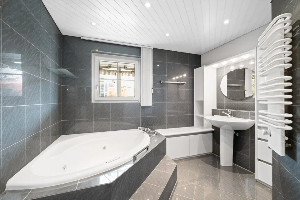 Maisonette di 5 locali con giardino (130m2) in una posizione tranquilla vicino al centro della città di Baar – foto 4 di 7
