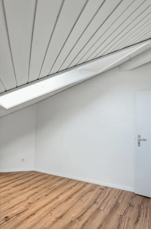 Appartement-maisonnette de 7,5 pièces lumineux avec balcon dans un quartier familial