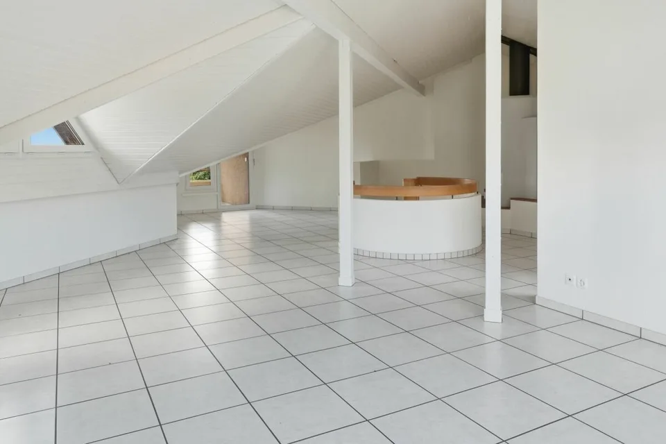 Appartement-maisonnette de 7,5 pièces lumineux avec balcon dans un quartier familial