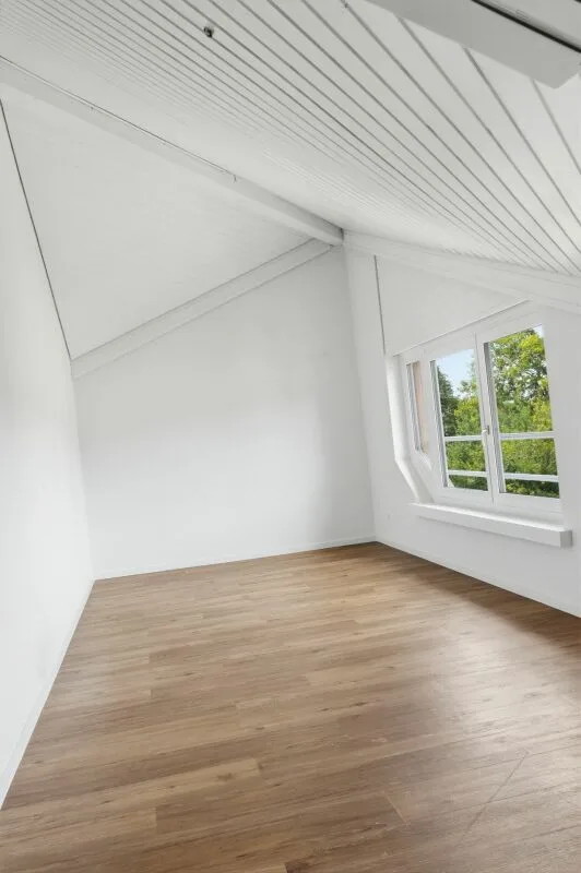 Appartement-maisonnette de 7,5 pièces lumineux avec balcon dans un quartier familial