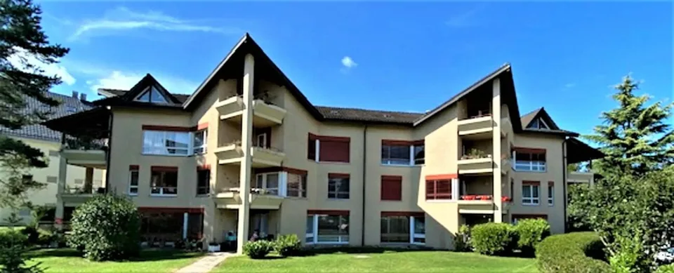 Appartement-maisonnette de 7,5 pièces lumineux avec balcon dans un quartier familial