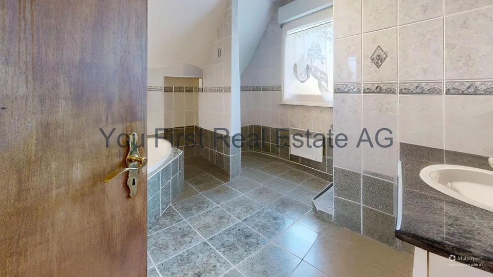 Ein Zuhause im Schlossdesign mit Aufzug und Einstellhalle – Foto 10 von 13