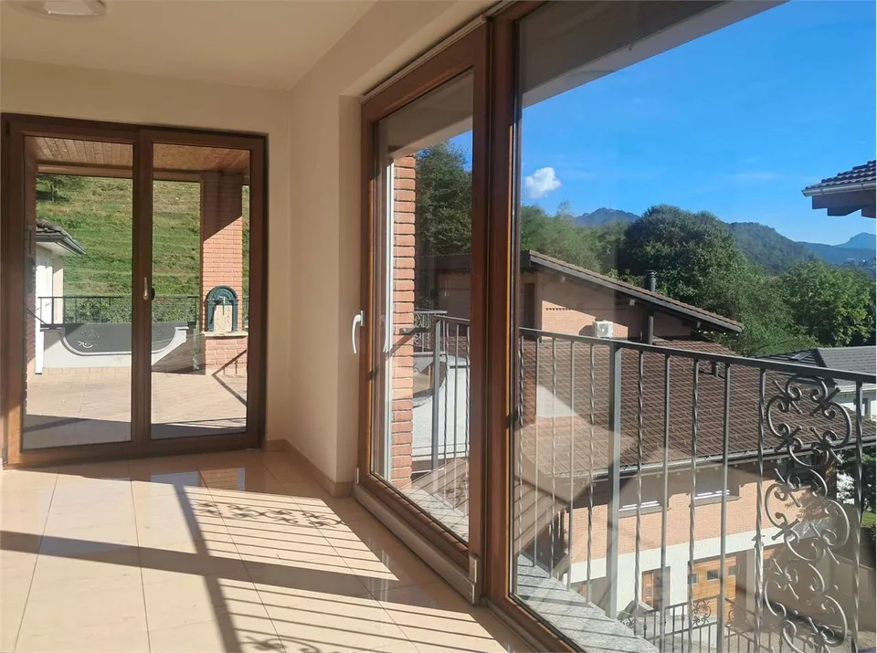 Bioggio: spacious 4.5-room attic with lake view in a two-family house – photo 2 of 13