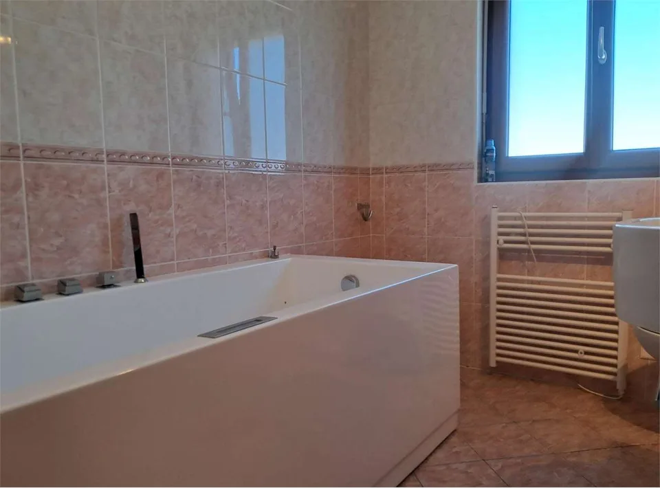 Bioggio: spacious 4.5-room attic with lake view in a two-family house – photo 10 of 13