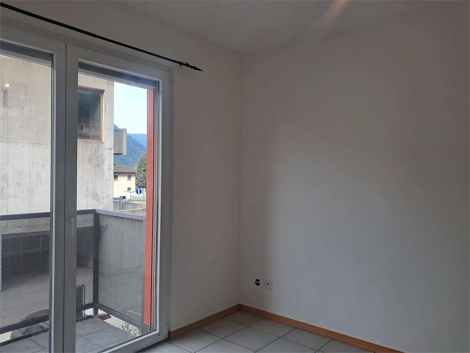 Melano: schönes Maisonette mit 3,5 Zimmern, Terrassen und Parkplätzen – Foto 6 von 12