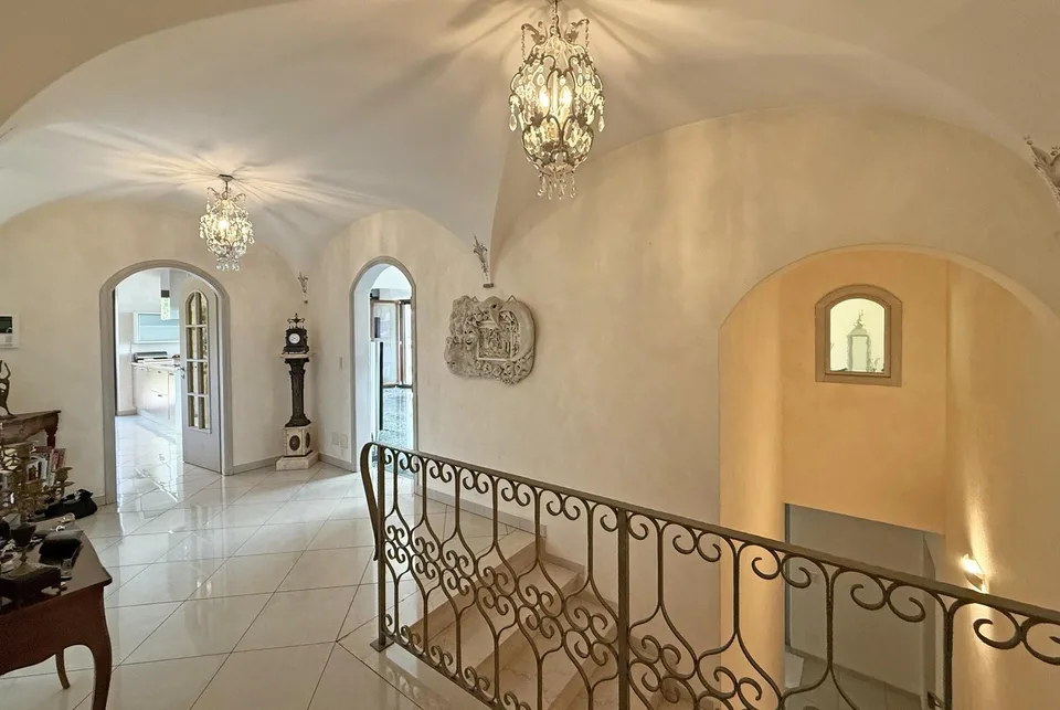 BEAUTIFUL VILLA 5.5 ROOMS WITH LAKE VIEW AND INDOOR POOL IN PURA – photo 16 of 17